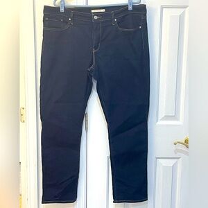 NWOT LEVI’S 312 SHAPING SLIM JEANS. Stretch/Skinny/Mid-Rise. DARK BLUE. Size 34.